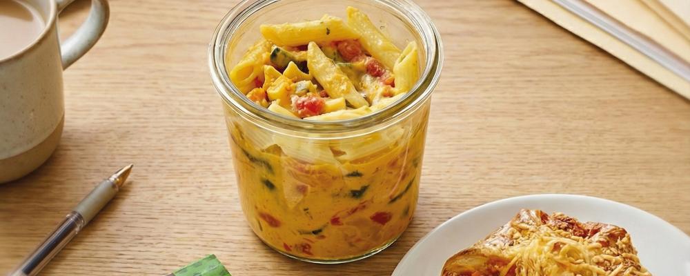 Déjeuner sur le pouce :  Pennes aux légumes du soleil et Feuilleté Provençal à son bureau.