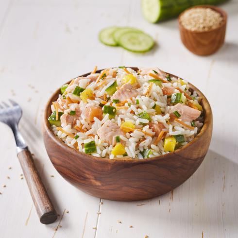 Qualité traiteur Salade poké bowl saumon, riz &légumes croquants mangue & huile de sésame Visuel ambiance